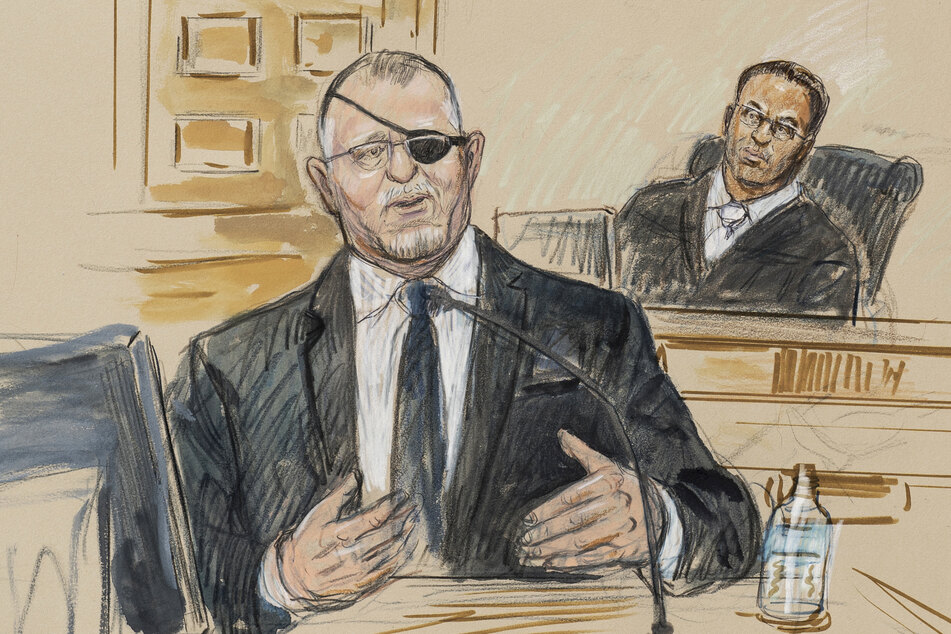 Eine Gerichtszeichnung zeigt den Prozess gegen Stewart Rhodes (l.), den Anführer der "Oath Keepers", während er vor dem US-Bezirksrichter Amit Mehta unter dem Vorwurf der "aufrührerischen Verschwörung" aussagt.