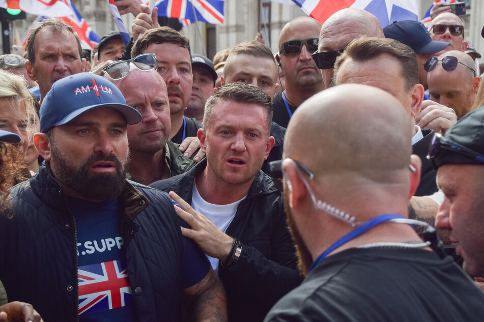 Der britische Rechtsextremist Tommy Robinson (42, M.) marschiert mit der Menge an den Houses of Parliament vorbei.