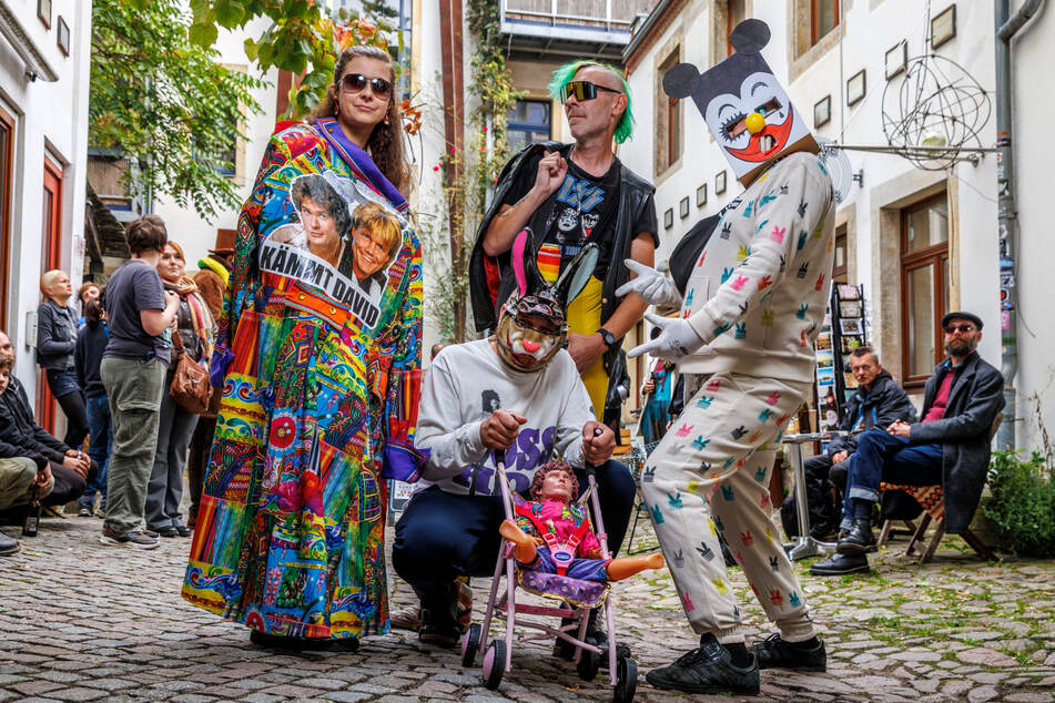Künstler Milchmann (49, M.) mit Hasenmaske, Hasselhoff-Puppe und Vernissage-Gästen.