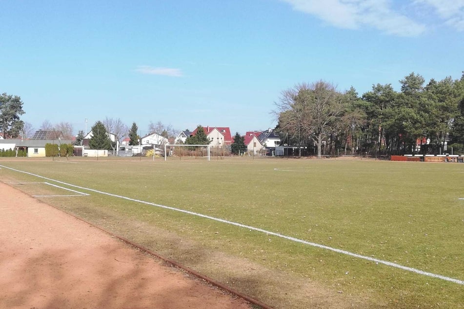 Herrlich dörflich ist die Anlage gelegen, wo Energie Cottbus notgedrungen trainiert.