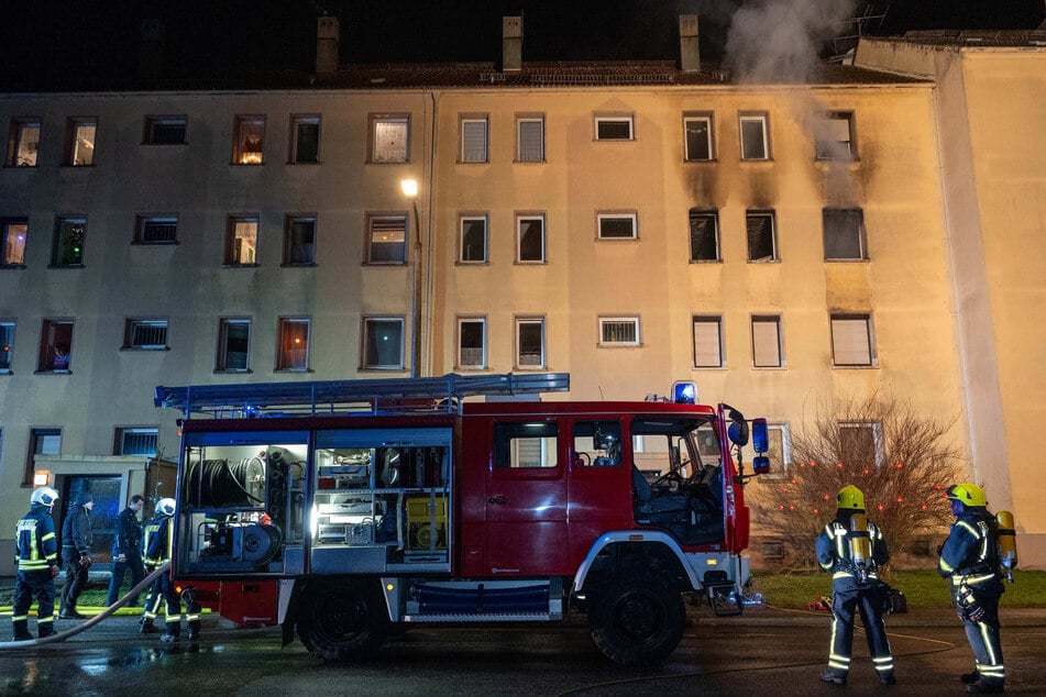 Rauch dringt aus dem dritten Stock eines Mehrfamilienhauses in Schönau-Berzdorf auf dem Eigen.