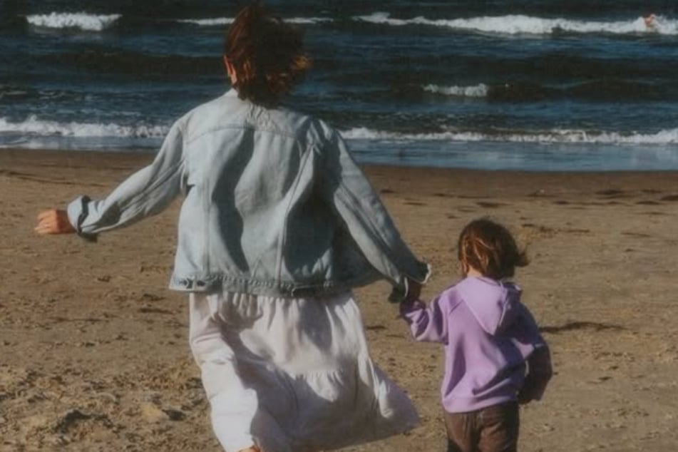 Anna Heiser (36) zusammen mit ihrer Tochter Alina (3) am Strand. Dieses Foto nutzt sie für ihr Posting gleich mehrfach.