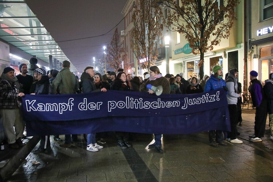 Mit Megaphon und Banner trat die Menge der Polizei entgegen.