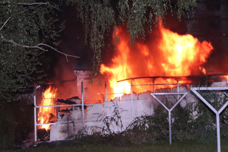 Berlin: Oberschöneweide: Meterhohe Flammen in chemischer Reinigung