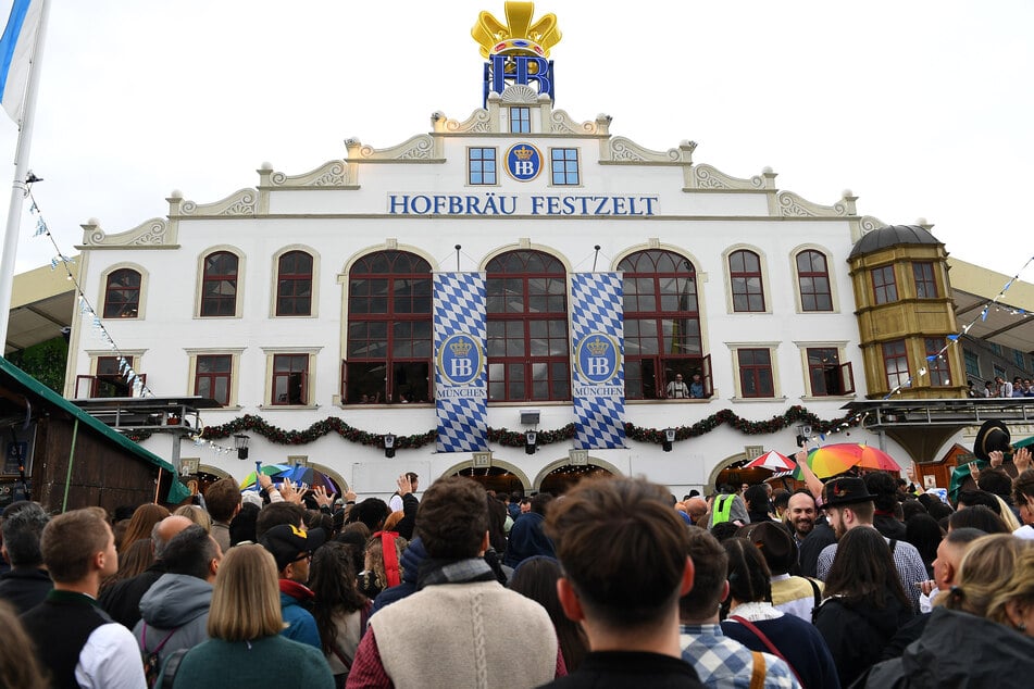 Im Hofbräu-Festzelt kann man per App direkt das Sicherheitspersonal alarmieren.