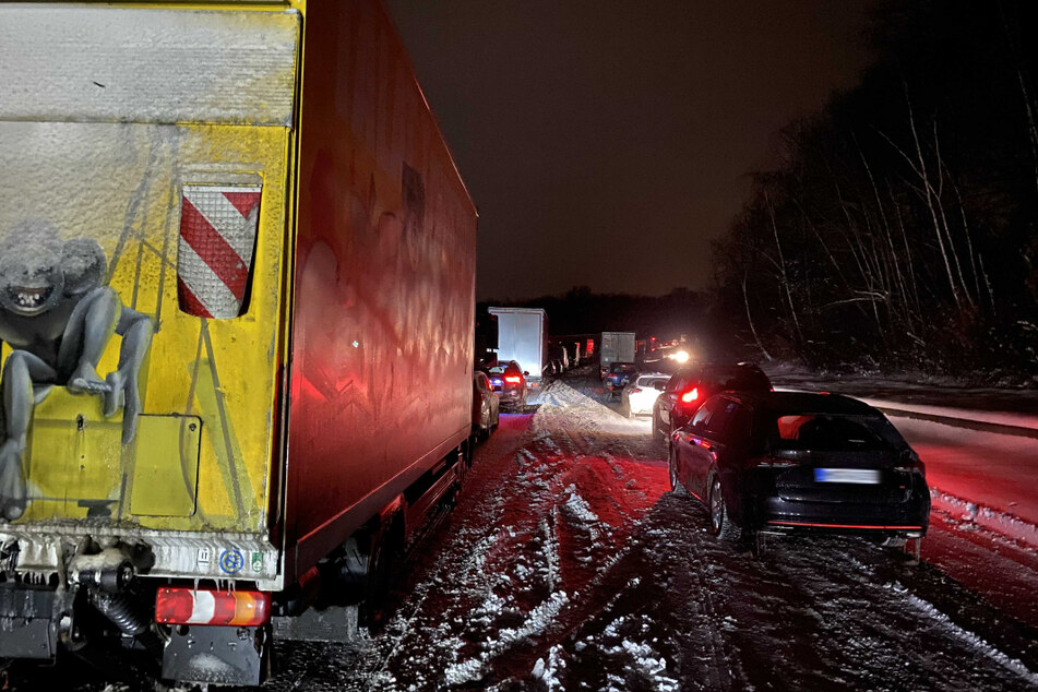 Die ganze Nacht waren die Auto- und Lkw-Fahrer bei eisigen Temperaturen auf der A4 gefangen.