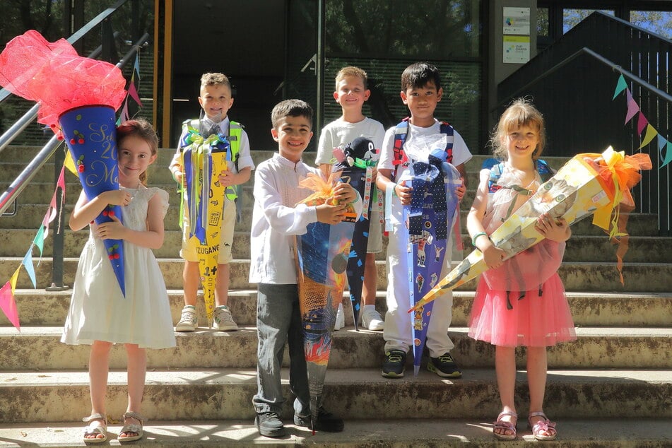 Nach der feierlichen Schuleinführung an der 117. Grundschule in der Südvorstadt präsentierte die 1A stolz ihre Zuckertüten vor dem Eingang.