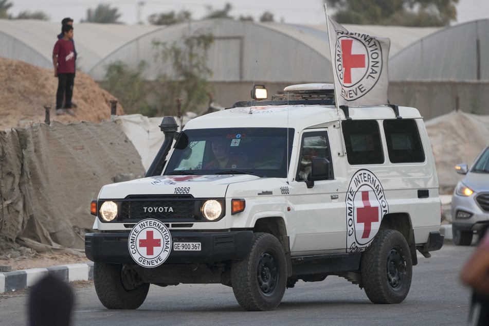 Mitarbeiter des Roten Kreuzes transportierten zuletzt von der Hamas übergebene Leichen ab.