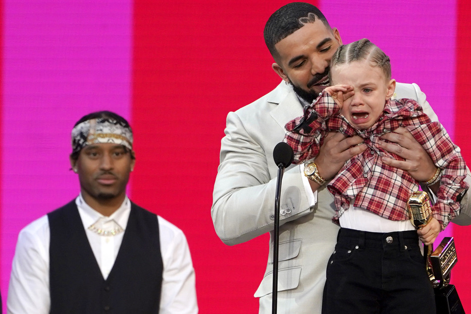 Frech und zuckersüß: Rap-Gigant bekommt von eigenem Sohn Musikpreis gestohlen