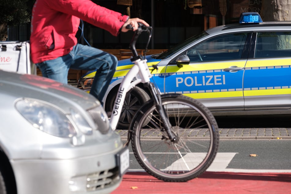 In Dessau-Roßlau kam es am Dienstag zu einer Auseinandersetzung zwischen einem Autofahrer und einem Radler. (Symbolbild)