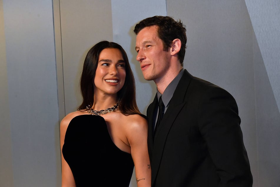 Dua Lipa (l.) has reportedly wed Callum Turner in a London ceremony.