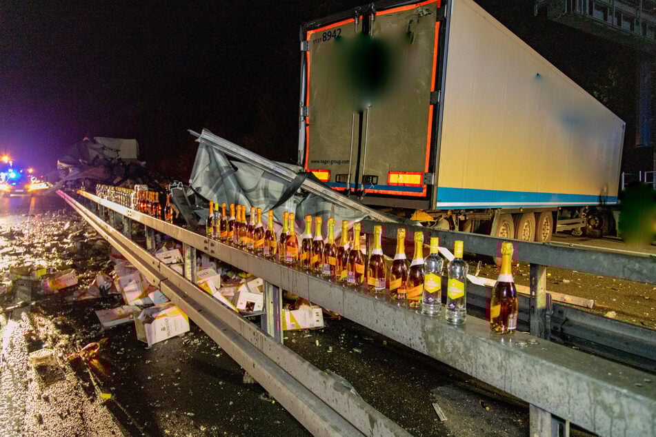 Einer der Sattelzüge wurde quer über die Fahrbahn geschoben und kam dort letztlich zum Stehen.
