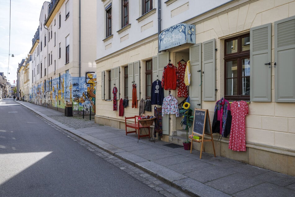 Ein Großteil der Angebotspalette im "Chicsaal" stammt tatsächlich aus Altkleidercontainern.