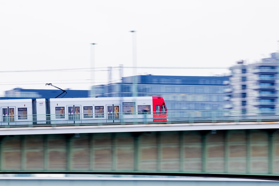 Zum Länderspiel verstärkt die KVB den Stadtbahnverkehr und bringt Fans mit zusätzlichen Bahnen zum RheinEnergie-STADION.