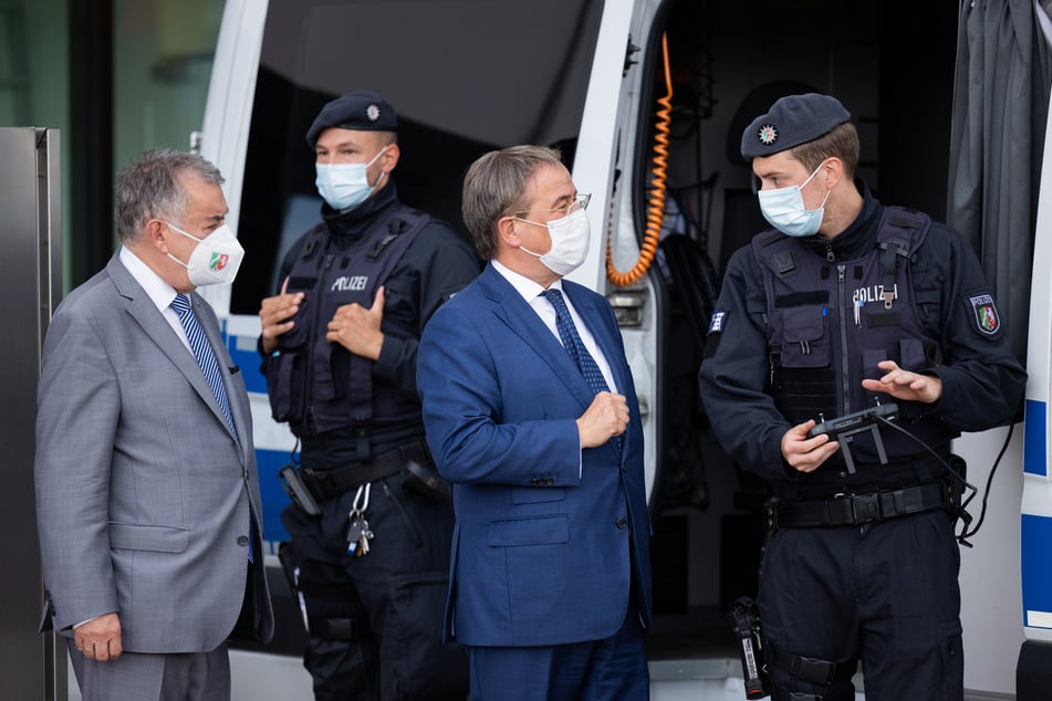 NRW-Ministerpräsident Armin Laschet (60, 2.v.r.) und NRW-Innenminister Herbert Reul (68, l., CDU) tauschen sich mit Bereitschaftspolizisten zur Clan-Kriminalität aus.