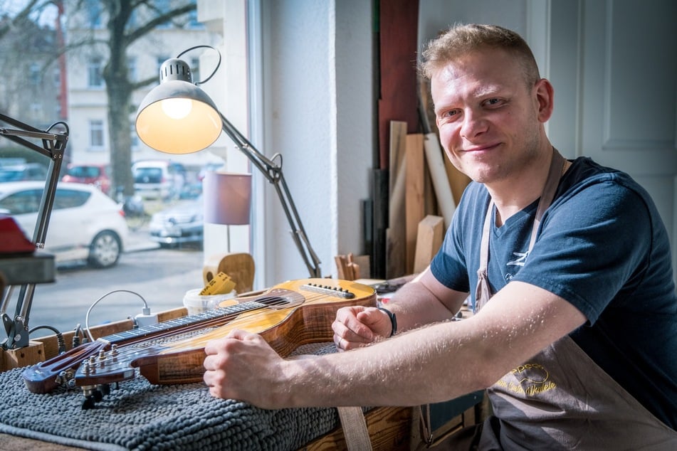 Tom Ziegenspeck (31) betreibt seine eigene kleine Ukulelenwerkstatt im Leipziger Westen.
