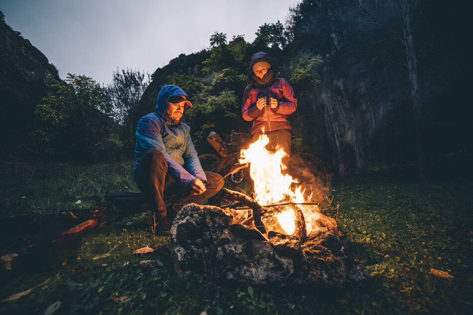 Gereist und erlebt wird 2021 verstärkt zusammen mit der ganzen Familie oder dem Partner - zum Beispiel ein Lagerfeuer-Abend.