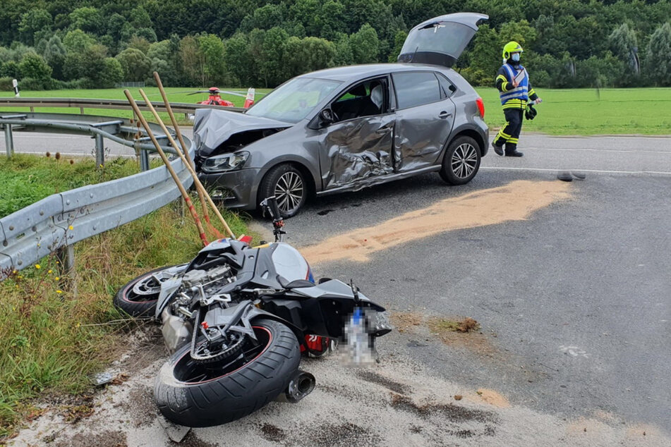 Überholmanöver geht schief: Biker (48) kracht in abbiegenden VW