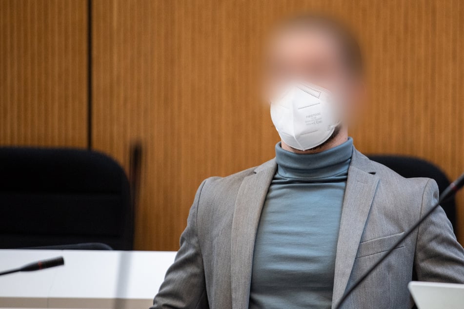 Der 24 Jahre alte Angeklagte sitzt im Hochsicherheitsgerichtssaal des Oberlandesgerichts in München.