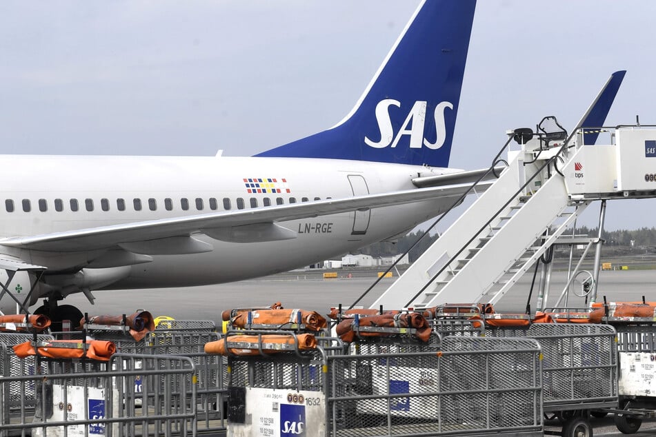 Schweden, Stockholm: Eine Maschine der skandinavischen Fluggesellschaft SAS steht auf dem Arlanda Airport.