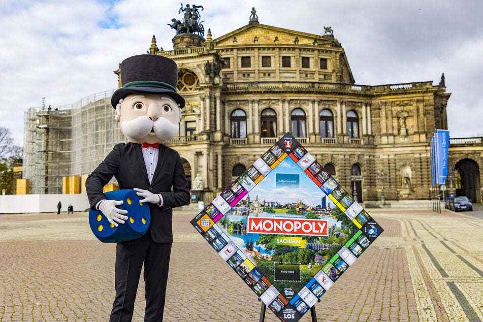 Auf das neue "Monopoly Sachsen" wartete nicht nur das Maskottchen, ihm fiebern bereits Tausende "Bauherren" entgegen.