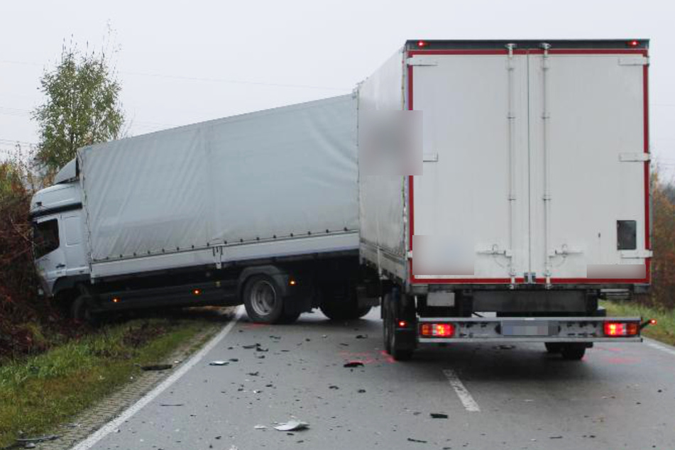 Der Lastwagen kam nach dem Zusammenstoß im Gemeindebereich Hofkirchen teilweise von der Fahrbahn ab.