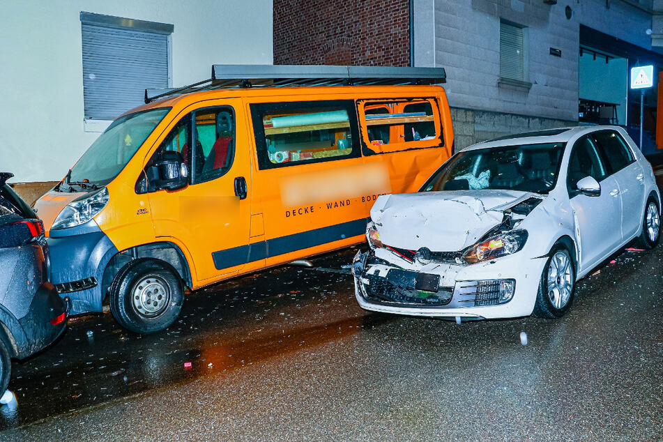 Alkohol am Steuer: Typ kracht gegen Autos, bis er nicht mehr weiterfahren kann