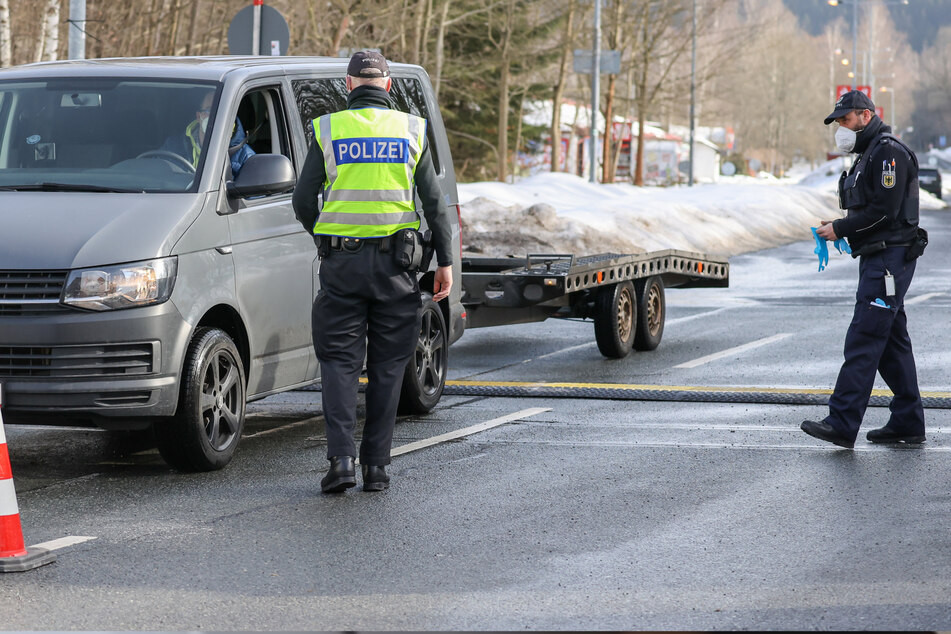 Klingenthal: Beamte der Bundespolizei kontrollieren den Fahrer eines Fahrzeuges aus Tschechien.