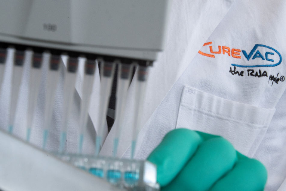 Tübingen: Ein Mann pipettiert in einem Labor des biopharmazeutischen Unternehmens CureVac eine blaue Flüssigkeit.
