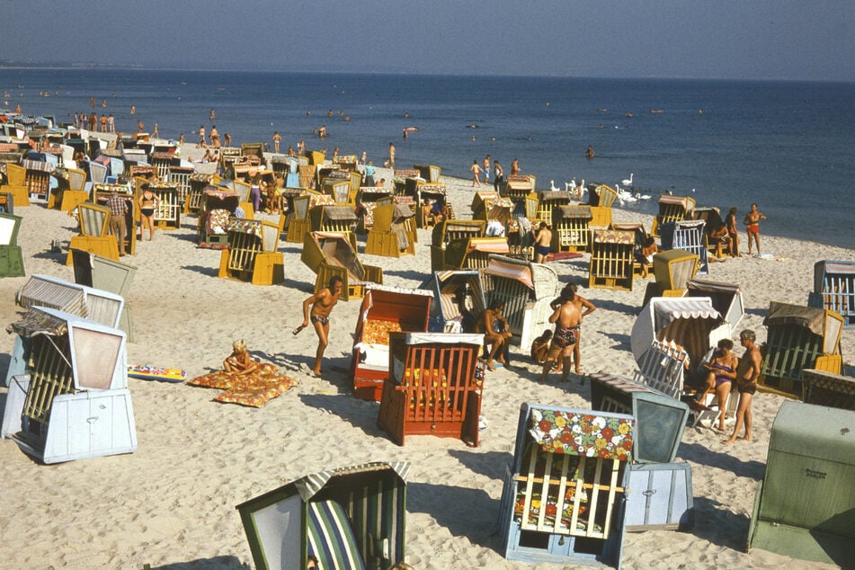 Urlaubsvergnügen am Ostsee-Strand. Die dazugehörige Unterkunft musste man sich aber erst trickreich ergattern.