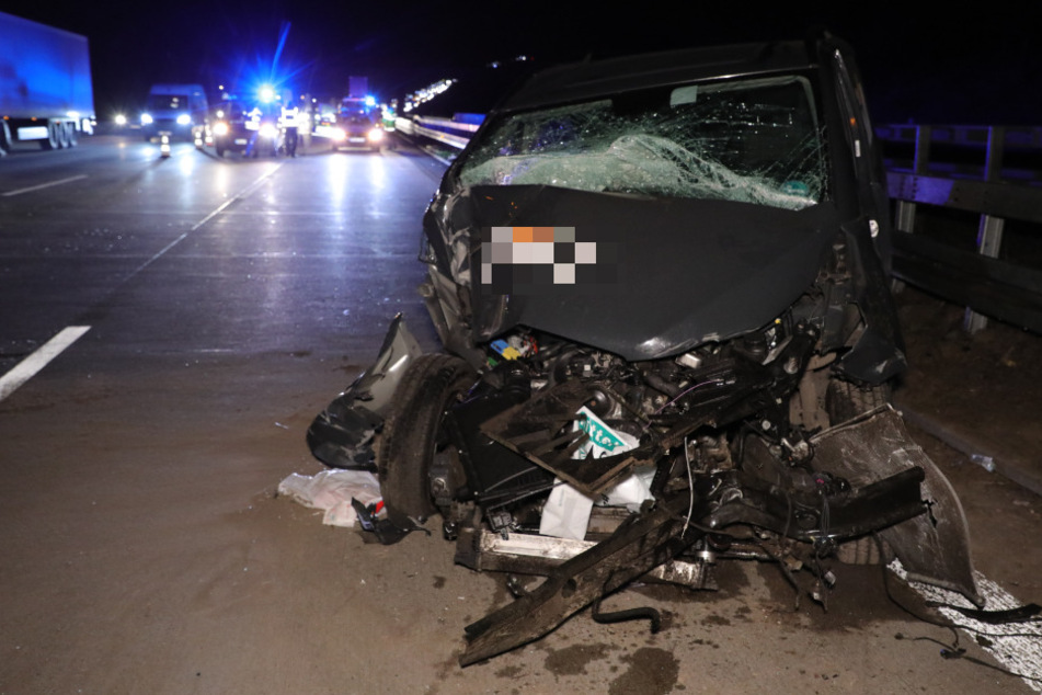Schwerer Unfall auf der A4: Transporter kracht in Lkw