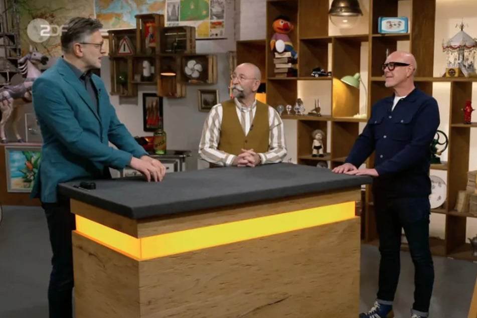 Moderator Horst Lichter (64, M.) und Verkäufer Marcus (r.) aus Düren lauschen den Ausführungen von "Bares für Rares"-Experte Detlev Kümmel (58).