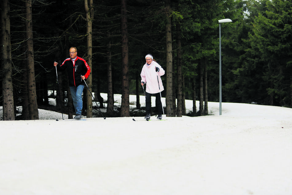 Heraus zum 1. Mai: Bei Dina Smyk (51, r.) und Dr. med. Karl-Heinz Willig (65) vom Berliner Gesundheitszentrum am Potsdamer Platz hieß das Skifahren am Fichtelberg.