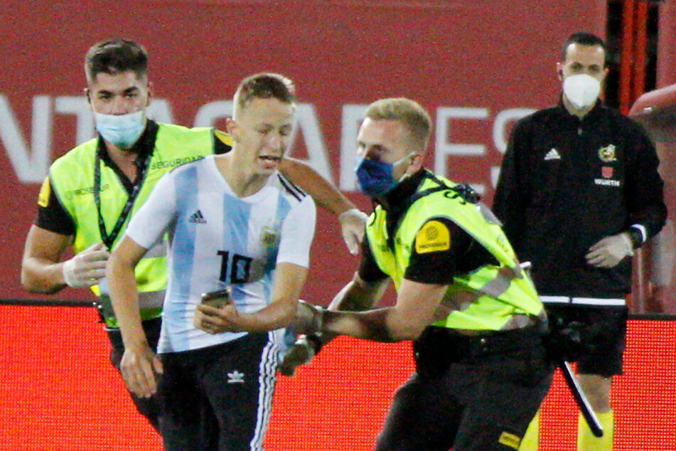 Für ein Foto mit Messi: Flitzer beim Geisterspiel auf Mallorca