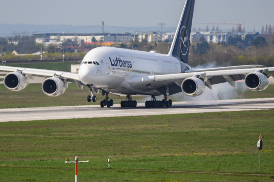 Weltweit größtes Passagierflugzeug übt Starts und Landungen in Leipzig