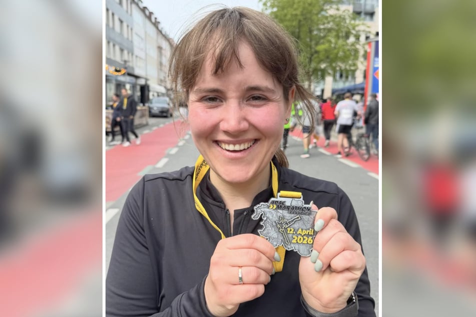Ricarda Lang (32) freut sich sichtlich über ihre Medaille.