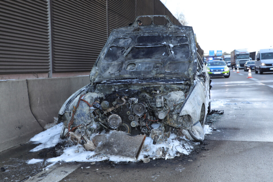 Der völlig ausgebrannte BMW auf dem Seitenstreifen.