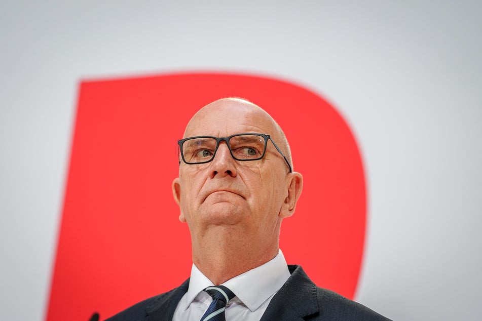 Der SPD-Vorstand beschloss die Aufnahme von Sondierungsgesprächen mit beiden Parteien unter Leitung von Ministerpräsident Dietmar Woidke (62).