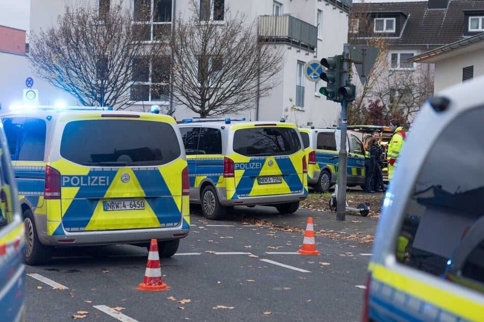 Mehrere Streifen und Spezialeinheiten sicherten die Äußere Kanalstraße für mehrere Stunden ab.