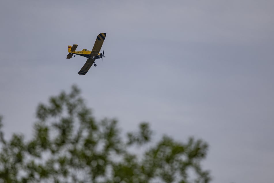 Das im Harz extra für Waldbrände stationierte Flugzeug "Hexe" kam ebenfalls zum Einsatz.