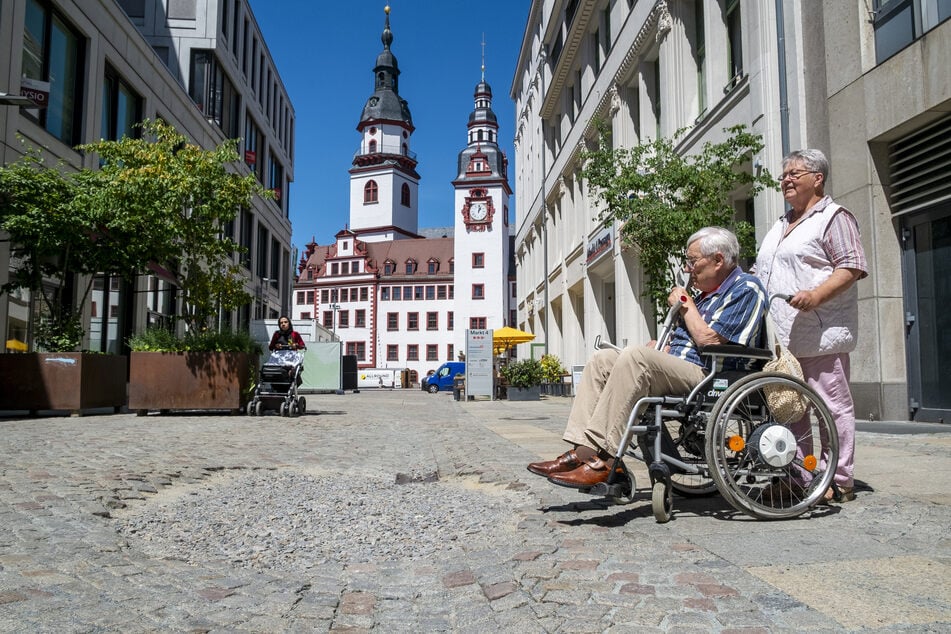 Ein Rollstuhlfahrer ärgerte sich vor Ort über das Loch.