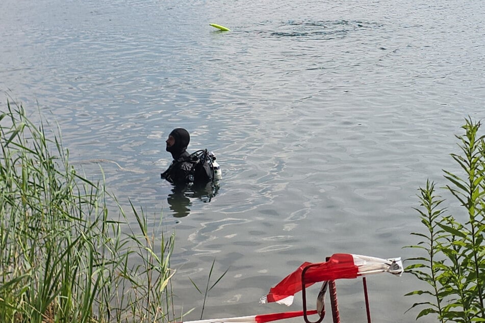 Taucher mit Sonargeräten entdeckten den leblosen Körper des jungen Lastwagenfahrers (†29) und bargen die Leiche aus dem Guggenberger See.