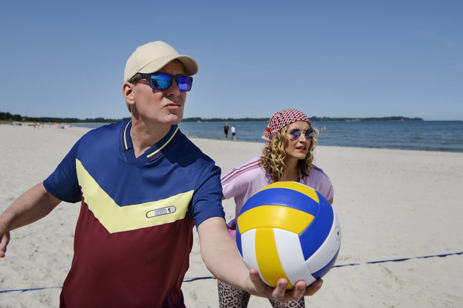 In der neuen Staffel organisiert Dr. Heckmann (hier mit Arzthelferin Mandy, gespielt von Morgane Ferru, 34) mit viel Ehrgeiz ein Volleyball-Turnier. Im Hintergrund: die Kulisse Rügens. "Vor den ersten Dreharbeiten war ich noch nie dort. Inzwischen liebe ich die Insel sehr", so Heyn.