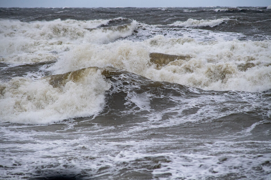 In der Nacht auf Samstag wird mit Sturmfluten an der Ostseeküste gerechnet.