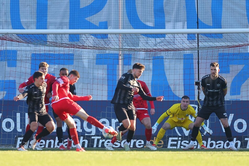 Sonny Ziemer schoss die Schwäne bereits nach acht Minuten in Führung.