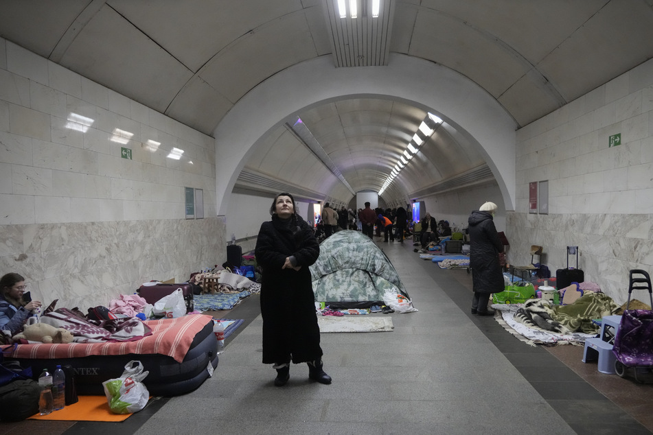 Menschen haben sich in die Kiewer U-Bahn geflüchtet, die sie als Luftschutzbunker nutzen. Auch in anderen Teilen des Landes sind Zivilisten den Angriffen durch die russische Armee schutzlos ausgeliefert.