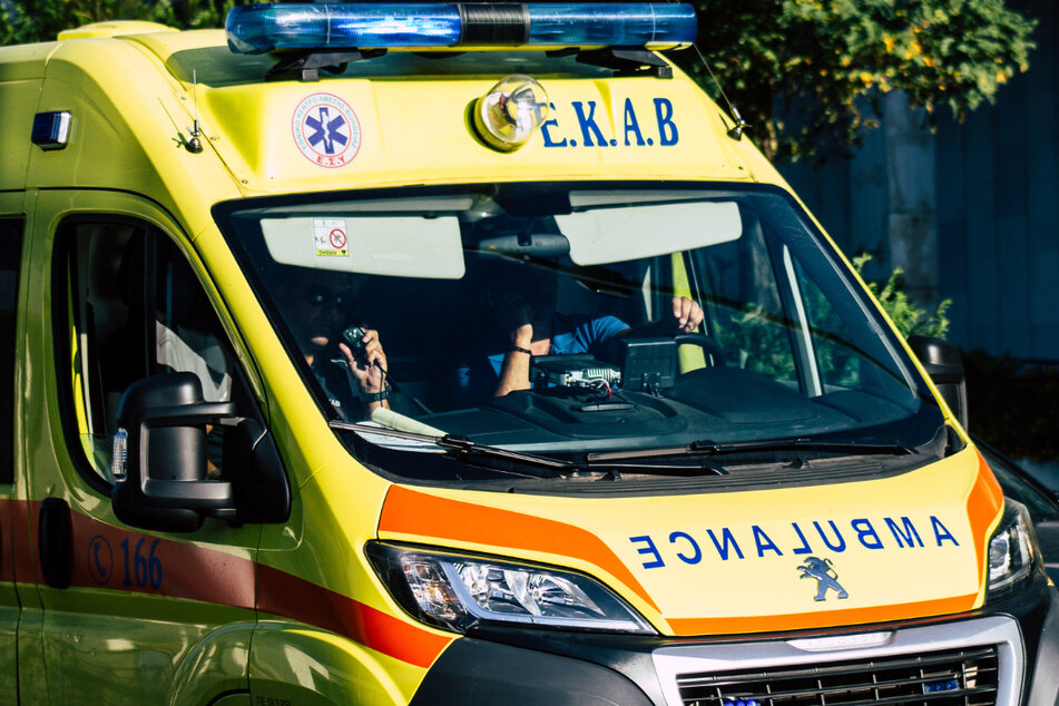 Ein griechischer Krankenwagen im Einsatz. Nach dem Unfall gibt es neben den sieben Tote noch fünf Schwerverletzte, die zurzeit im Krankenhaus liegen. (Symbolbild)