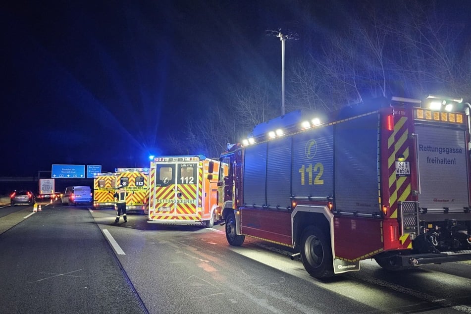 Auf der A3 bei Köln stießen am frühen Donnerstagmorgen zwei Transporter zusammen.