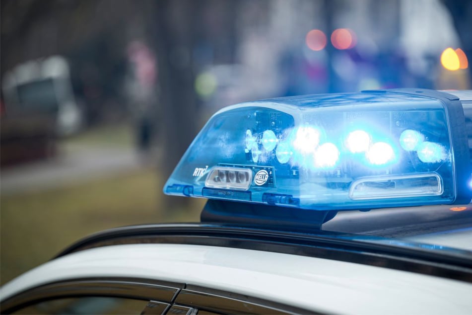Hammer und Axt gezogen: Mann bedroht Frau und Kinder auf Spielplatz