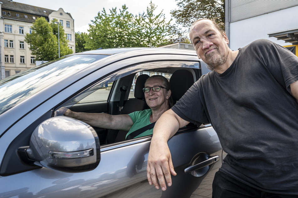 Vicky Krauß (57, l.) und Carsten Diers (53) fragen sich, warum Bauarbeiten in Deutschland so lange dauern.